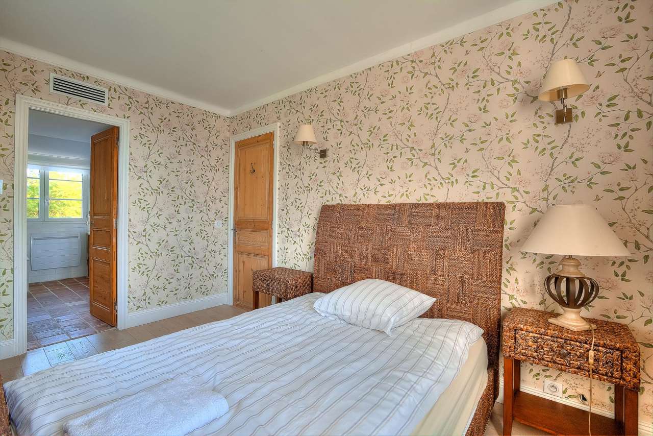 Beautifully presented 5 bedroom villa located in a quiet setting in Cannes,