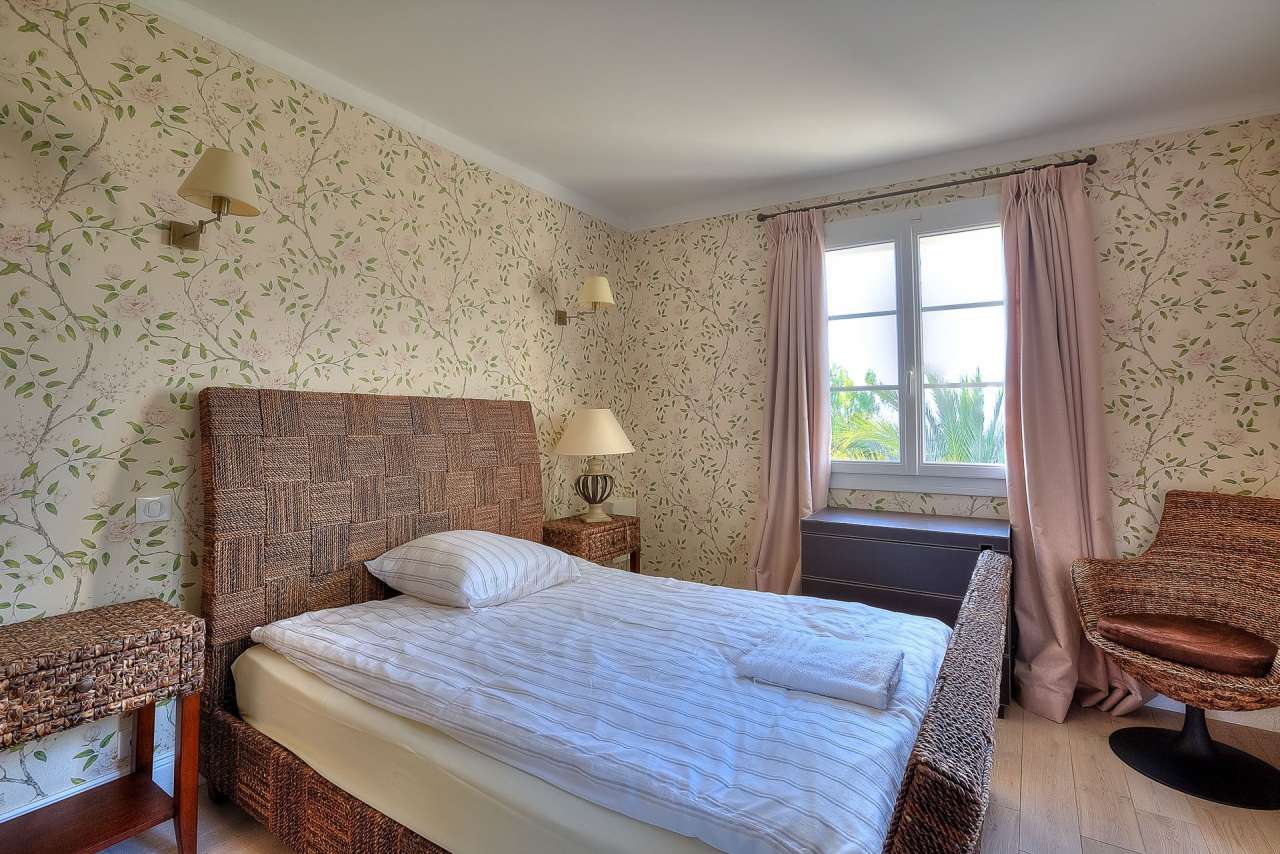Beautifully presented 5 bedroom villa located in a quiet setting in Cannes,