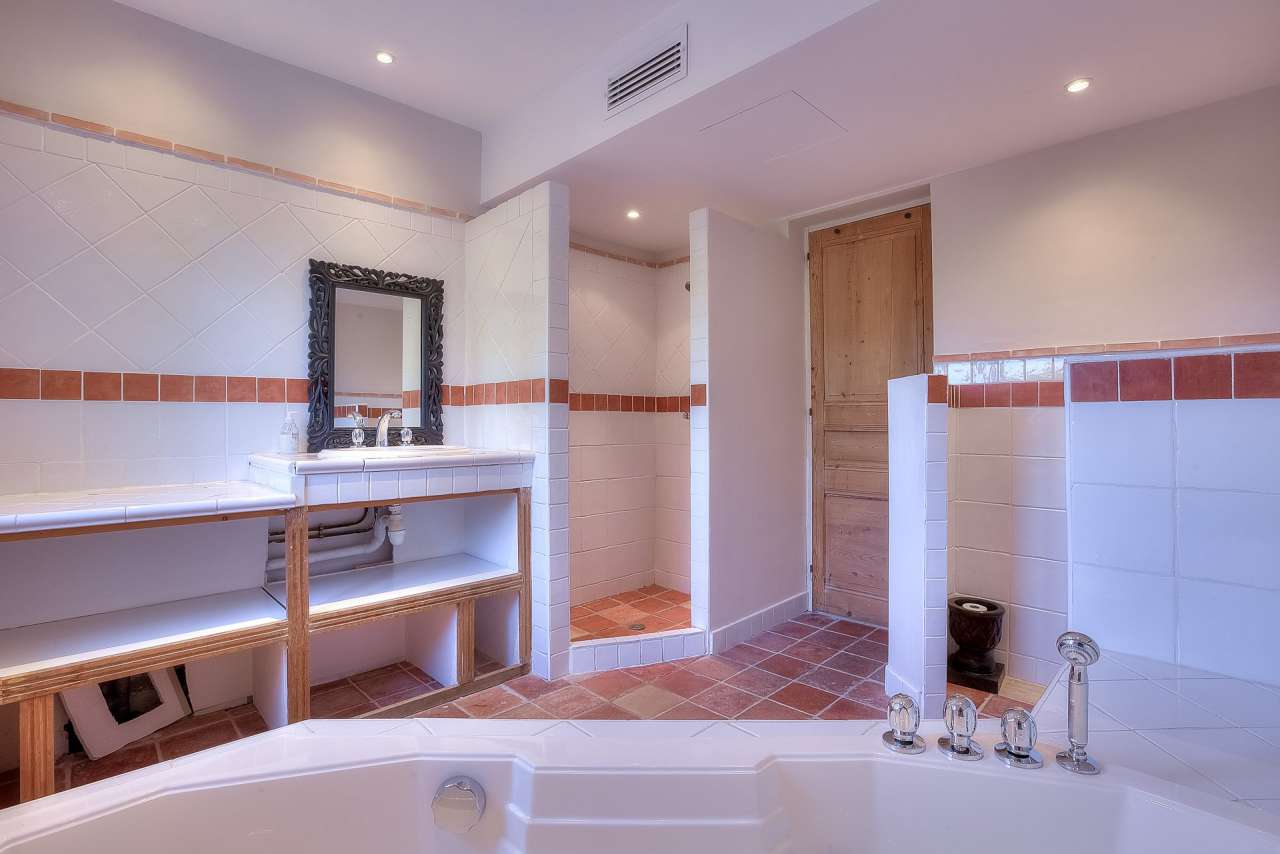 Beautifully presented 5 bedroom villa located in a quiet setting in Cannes,