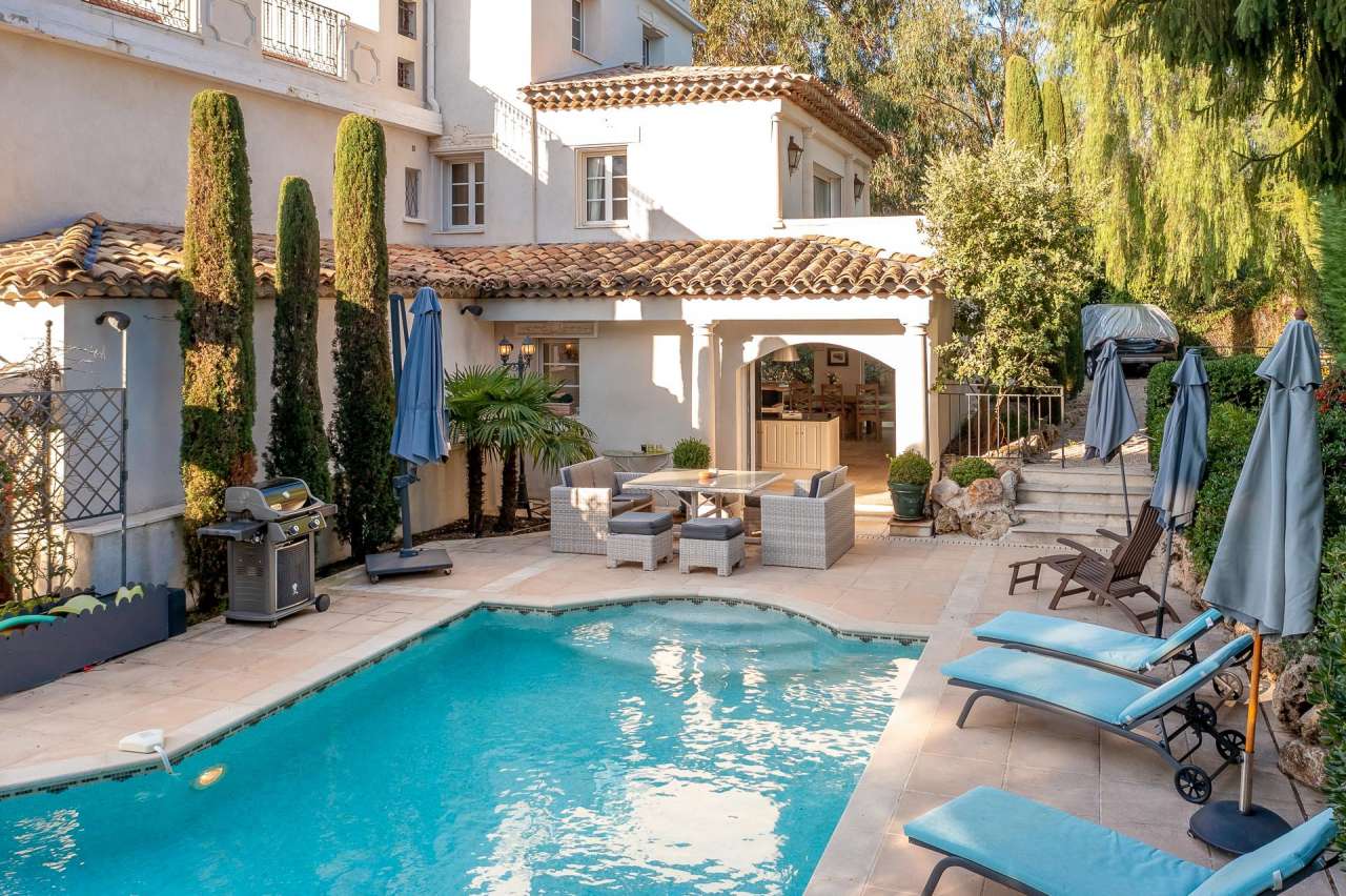 Beautifully presented 5 bedroom villa located in a quiet setting in Cannes,