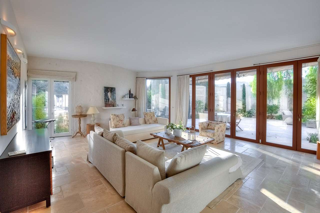 Beautifully presented 5 bedroom villa located in a quiet setting in Cannes,