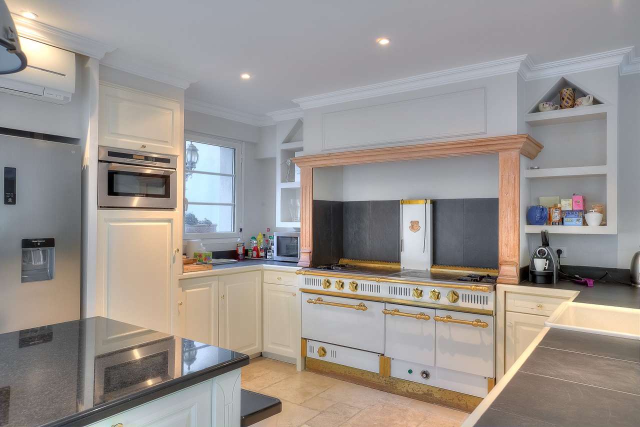 Beautifully presented 5 bedroom villa located in a quiet setting in Cannes,