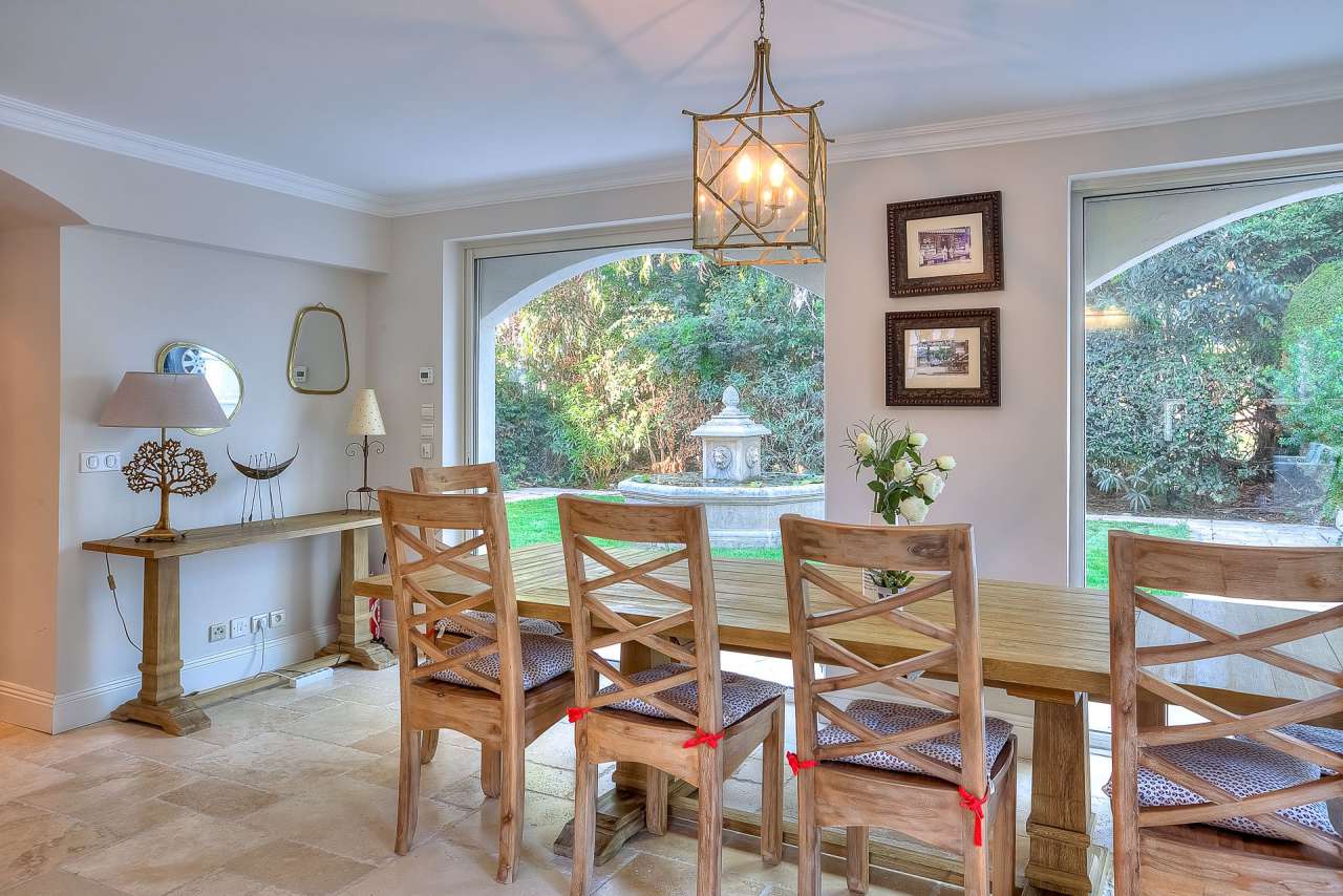 Beautifully presented 5 bedroom villa located in a quiet setting in Cannes,