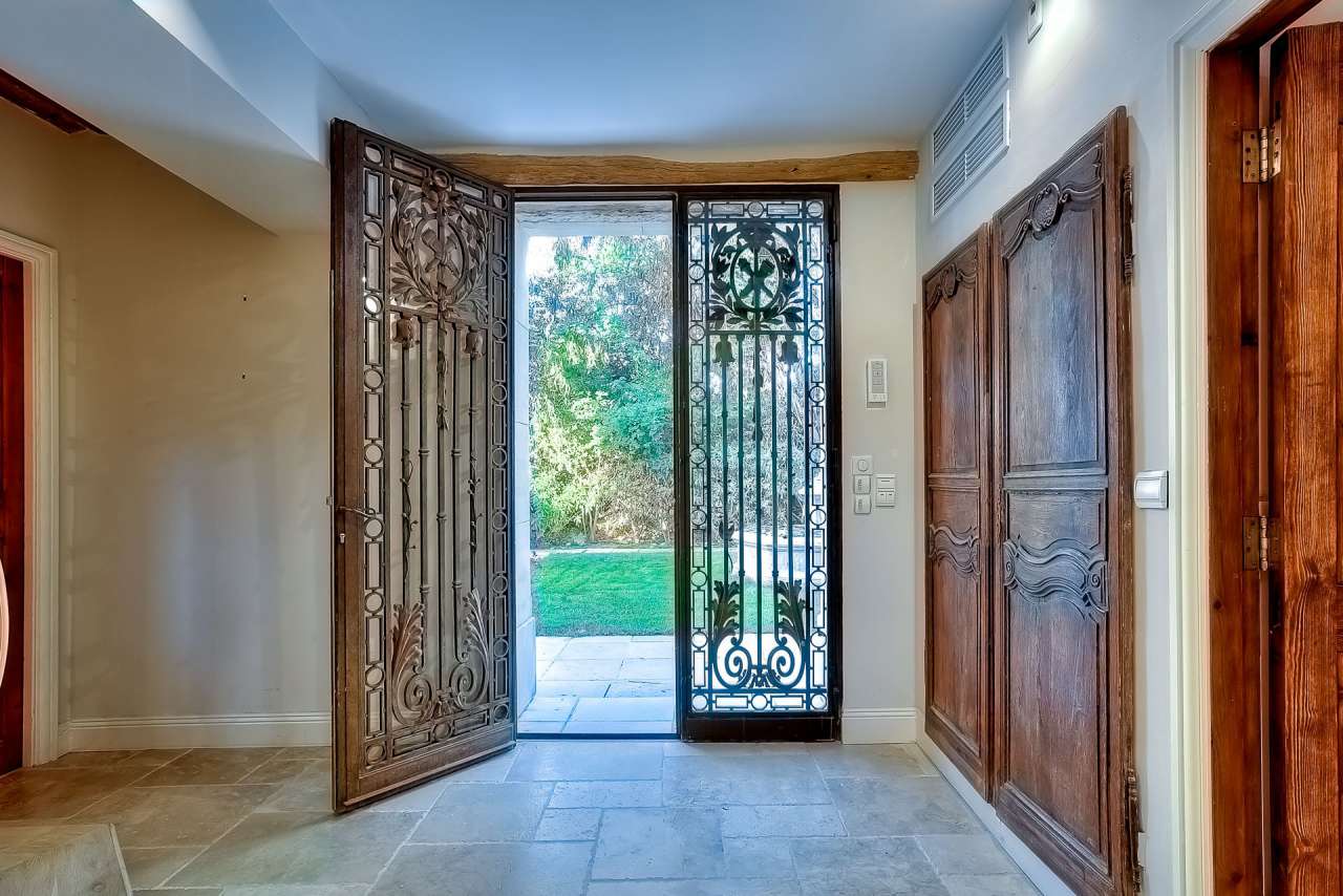 Beautifully presented 5 bedroom villa located in a quiet setting in Cannes,