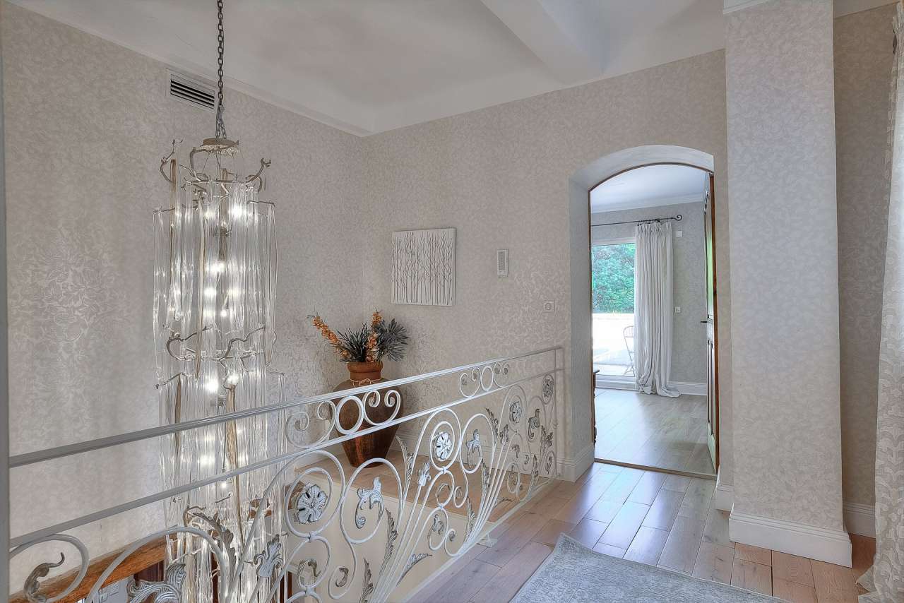 Beautifully presented 5 bedroom villa located in a quiet setting in Cannes,