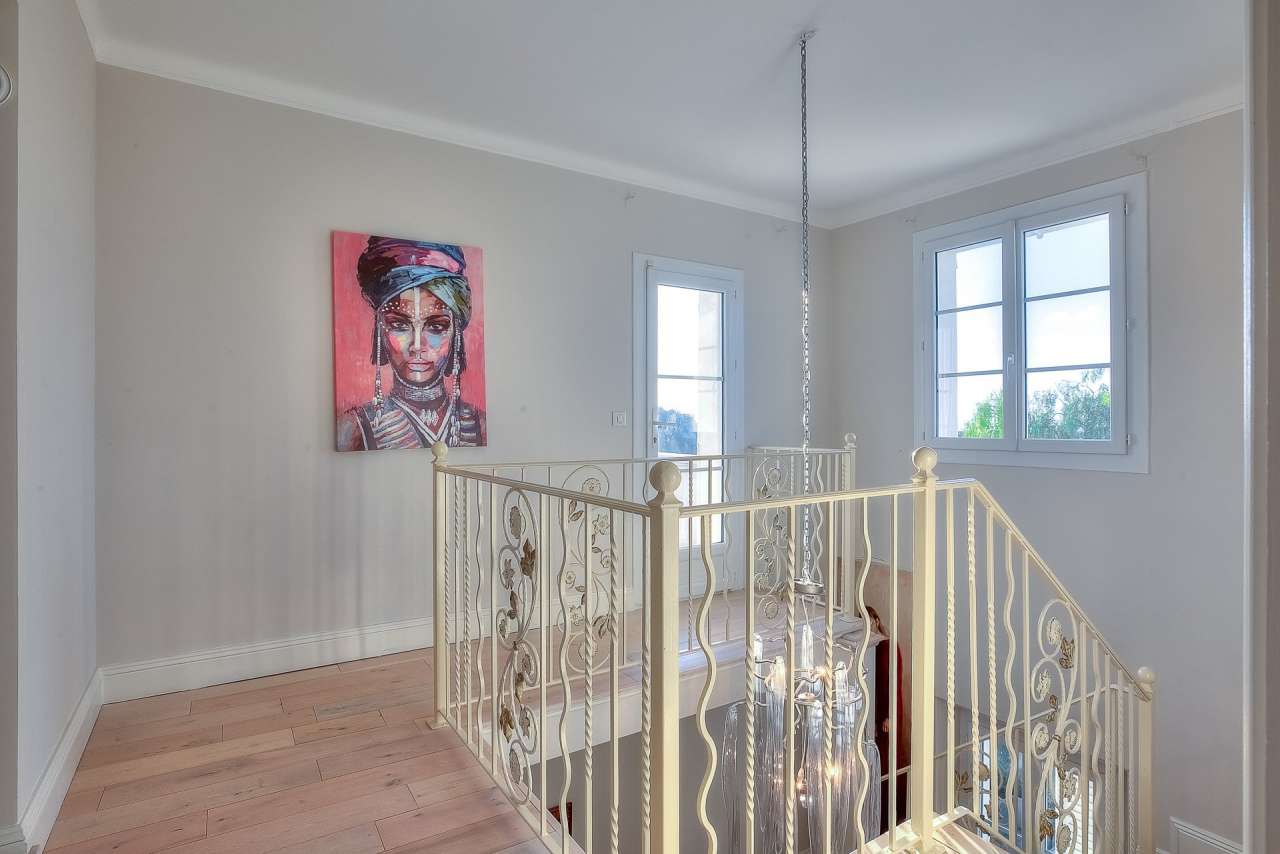 Beautifully presented 5 bedroom villa located in a quiet setting in Cannes,