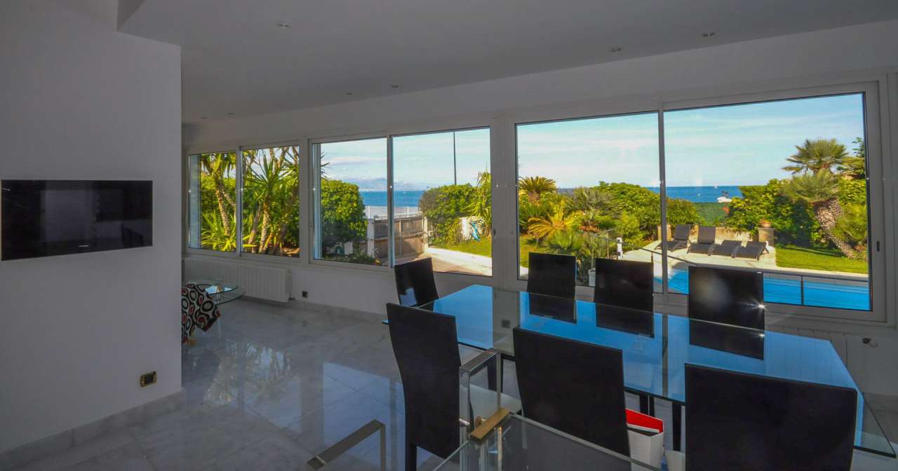 Totally and beautifully refurbished in 2011, this superb bright and spaciou