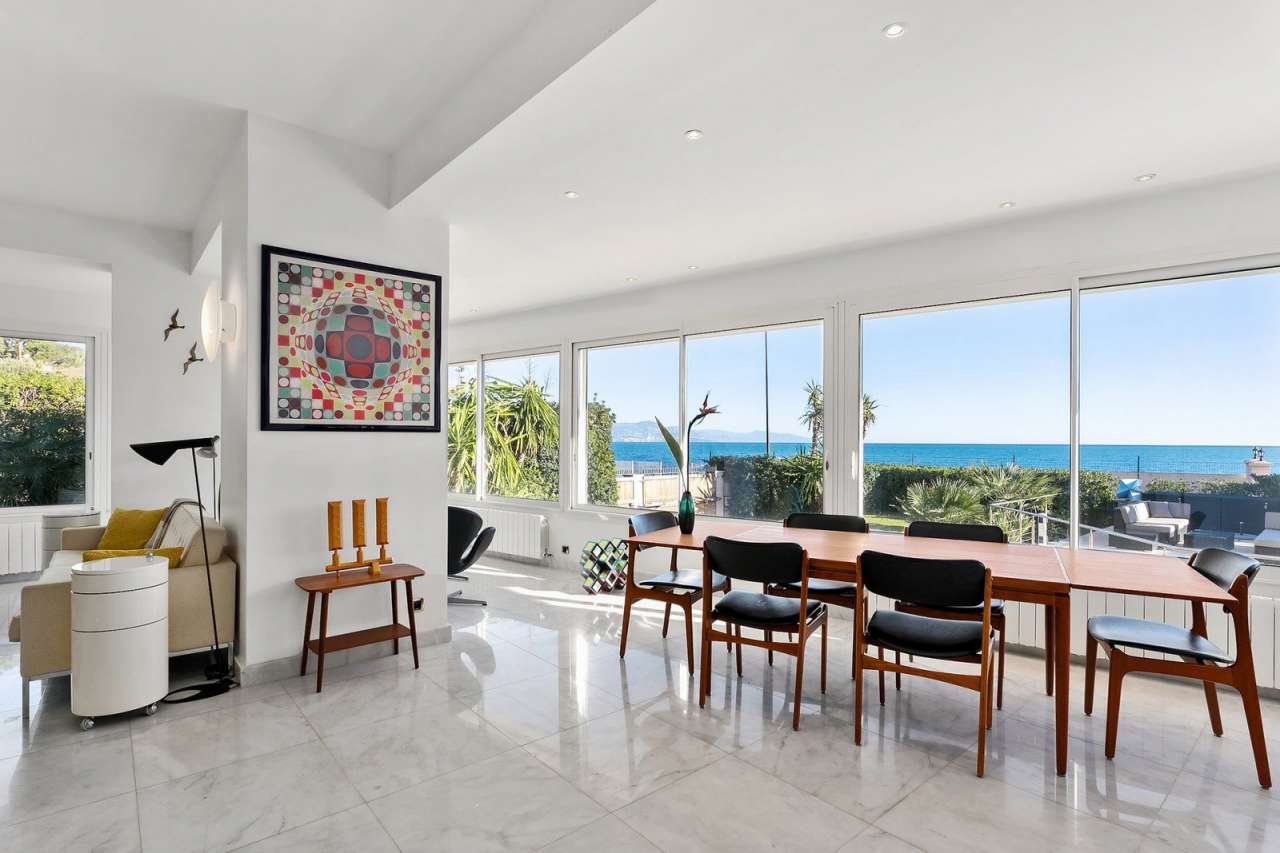 Totally and beautifully refurbished in 2011, this superb bright and spaciou