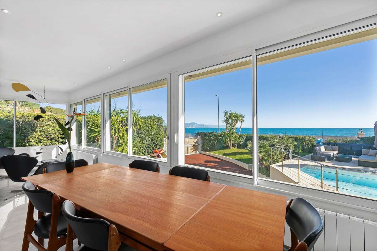 Totally and beautifully refurbished in 2011, this superb bright and spaciou