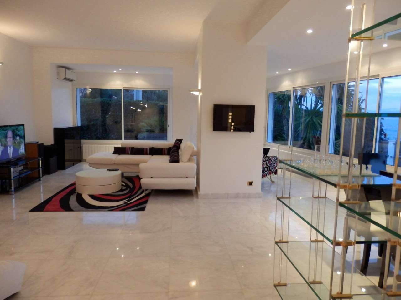 Totally and beautifully refurbished in 2011, this superb bright and spaciou