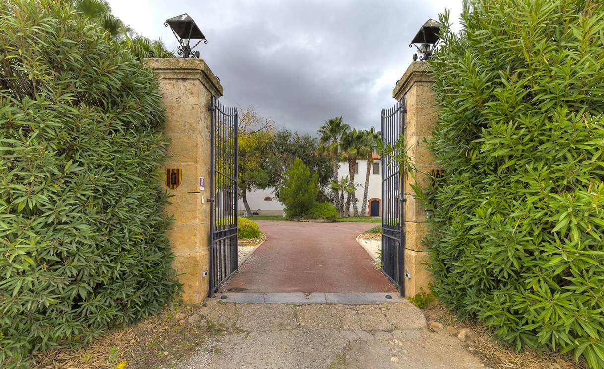Versatile and imposing estate just a short distance from Perpignan, Canet a