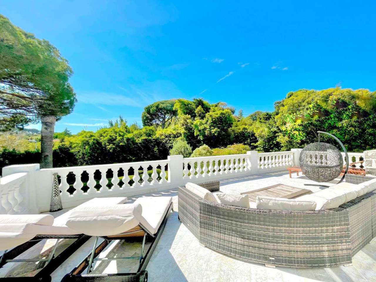 With stunning sea views, this superb and charming 4 bedroom villa is ideall