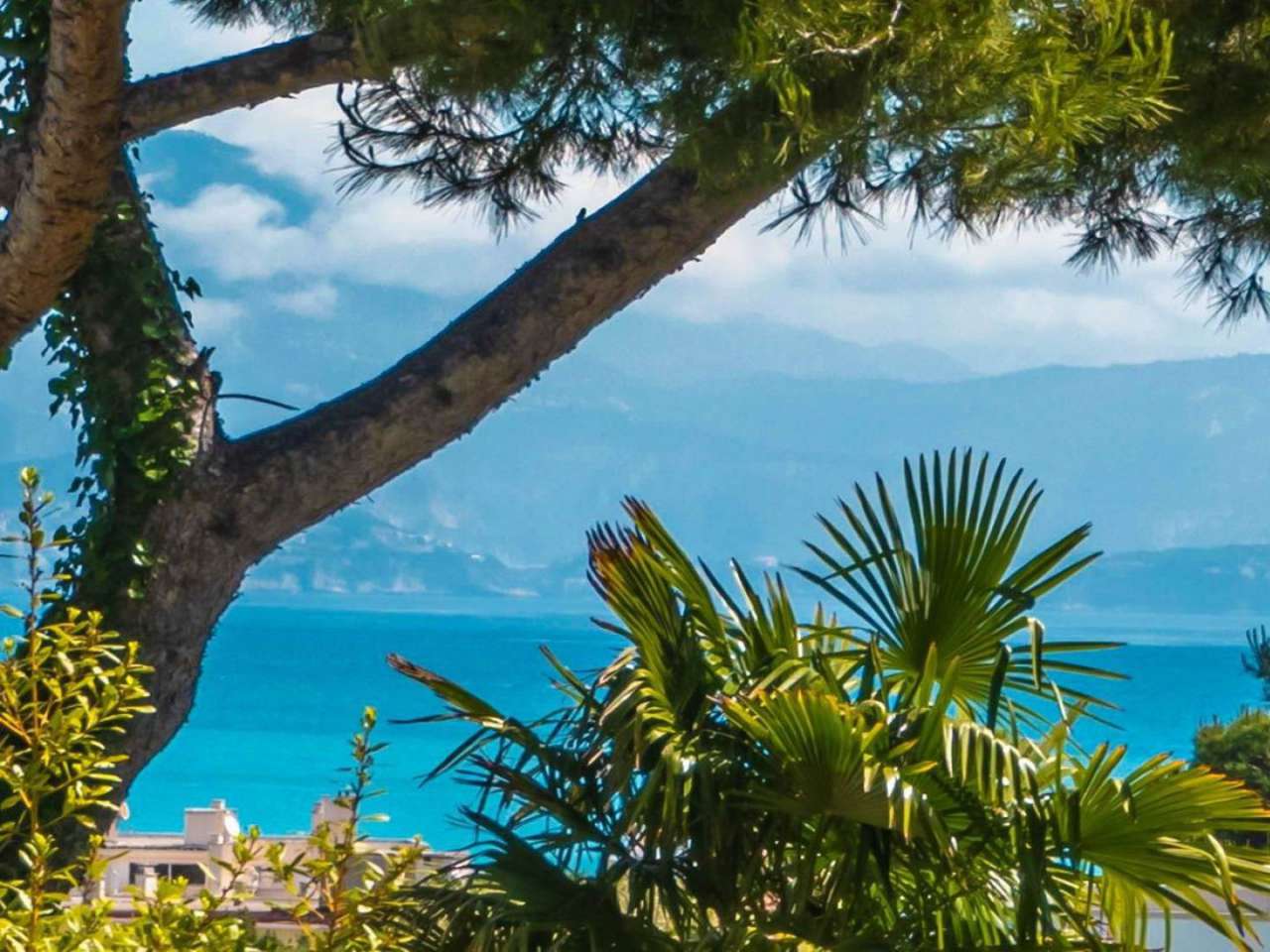 With stunning sea views, this superb and charming 4 bedroom villa is ideall