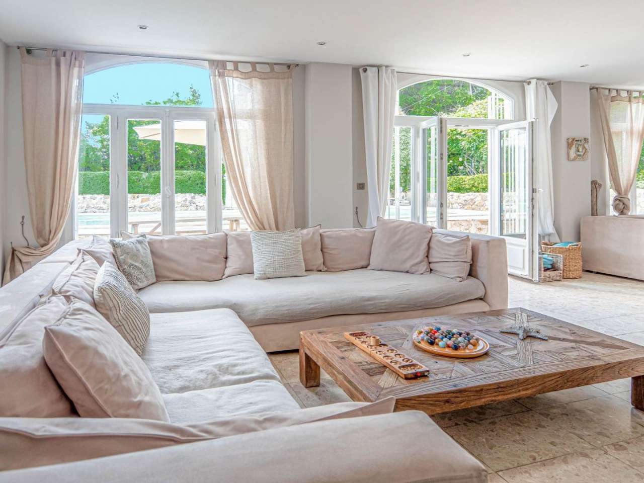 With stunning sea views, this superb and charming 4 bedroom villa is ideall