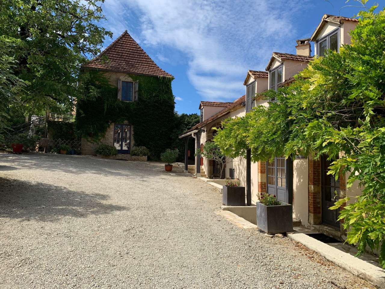 Charming 8 bedroom gite complex, with a total spacious living area of 500m2