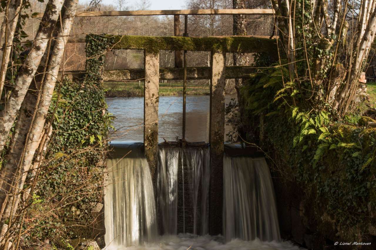 Delightful renovated rural property set in 15 acres with a river, pool, mai