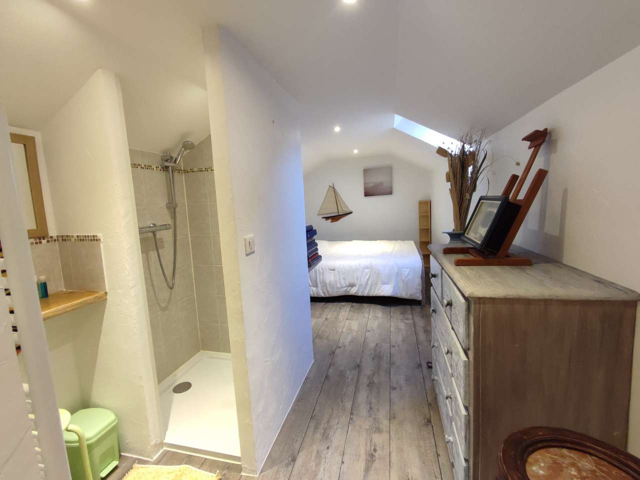 Beautifully presented and spacious property, with a large gite and 5 small