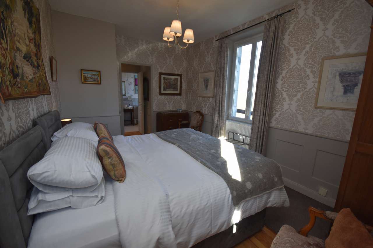 Grand, spacious and beautifully presented 5 bedroom manor house, ideally si