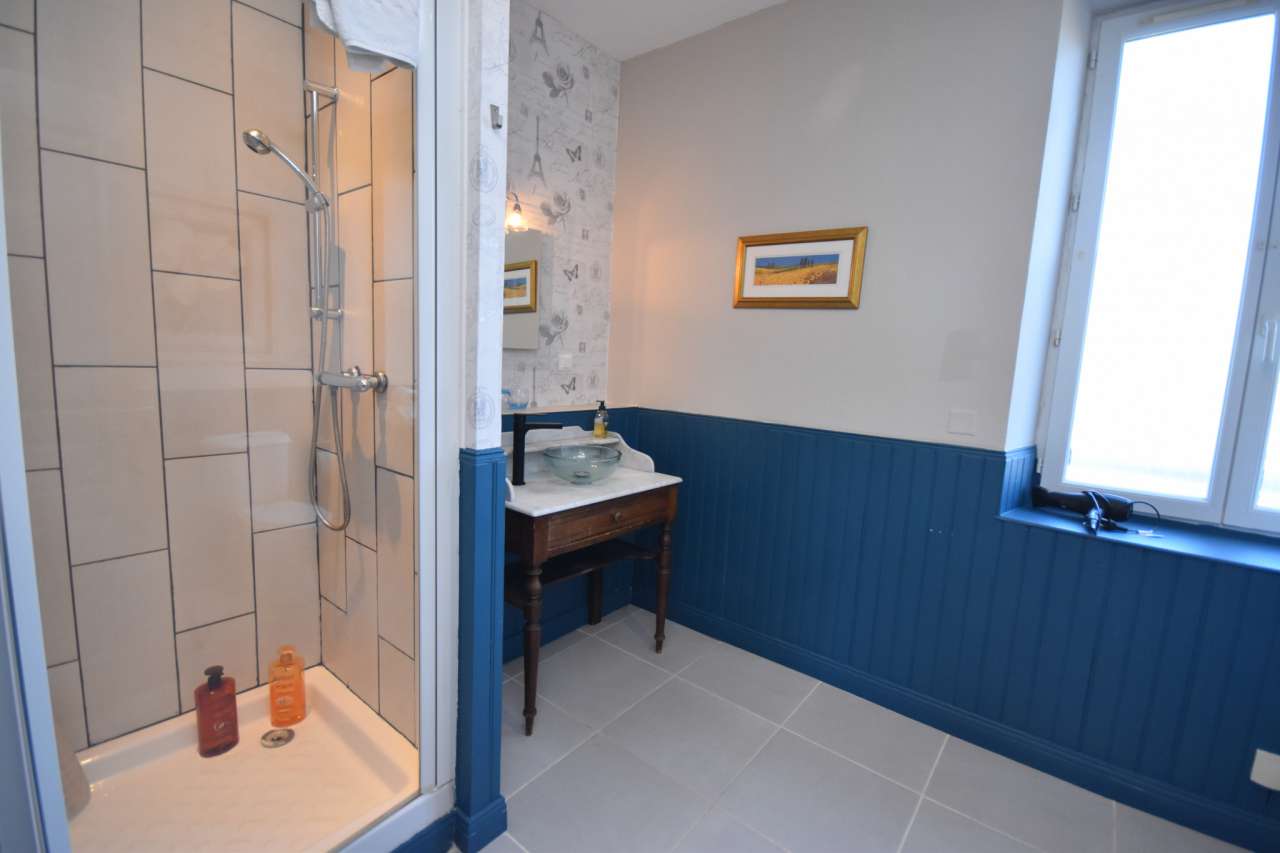 Grand, spacious and beautifully presented 5 bedroom manor house, ideally si