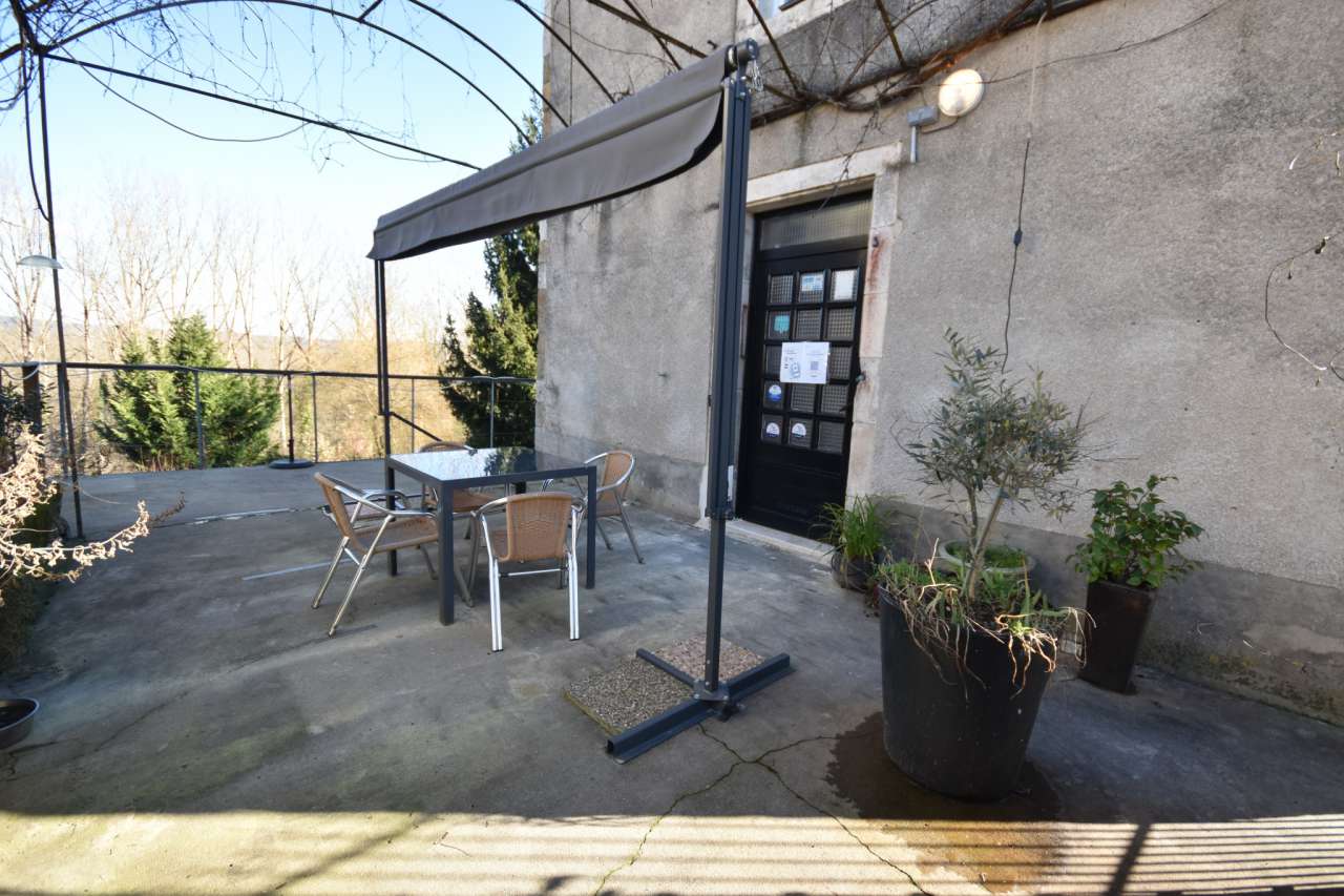 Grand, spacious and beautifully presented 5 bedroom manor house, ideally si