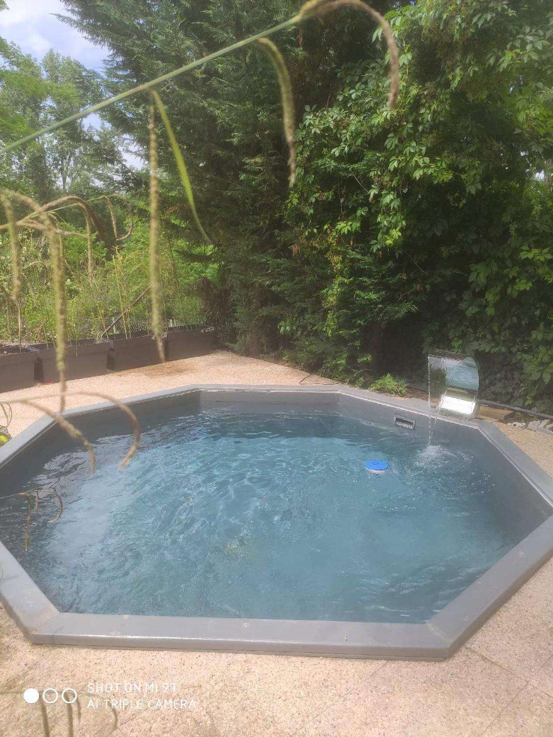 Grand, spacious and beautifully presented 5 bedroom manor house, ideally si