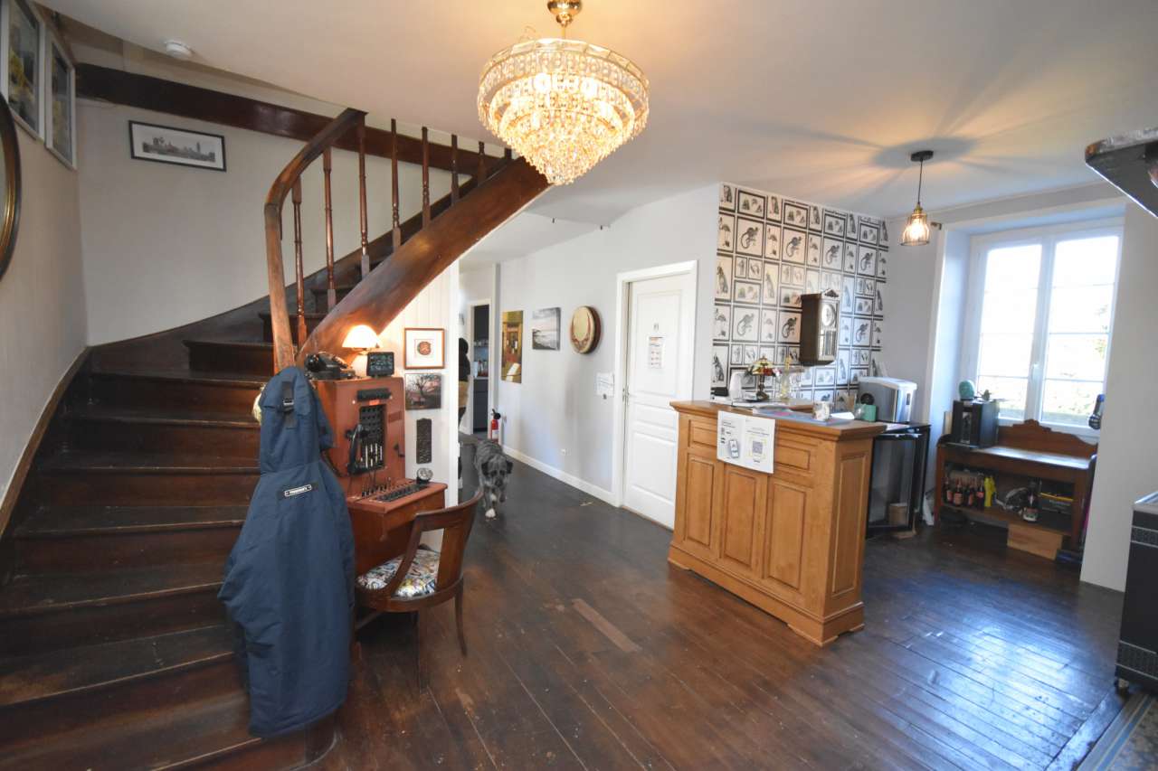 Grand, spacious and beautifully presented 5 bedroom manor house, ideally si