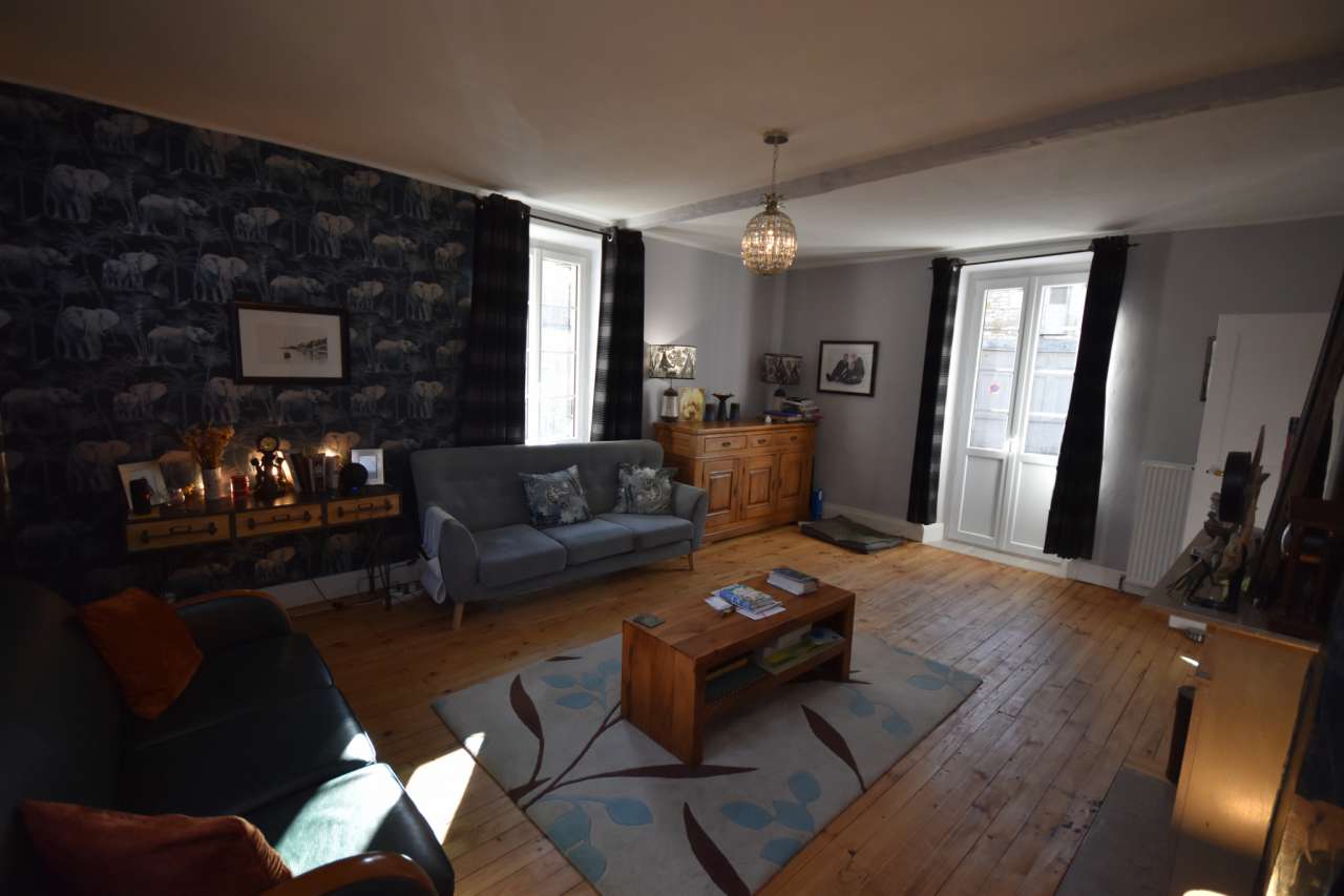 Grand, spacious and beautifully presented 5 bedroom manor house, ideally si