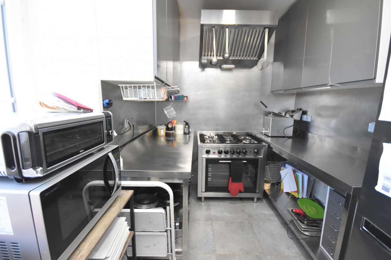 Grand, spacious and beautifully presented 5 bedroom manor house, ideally si