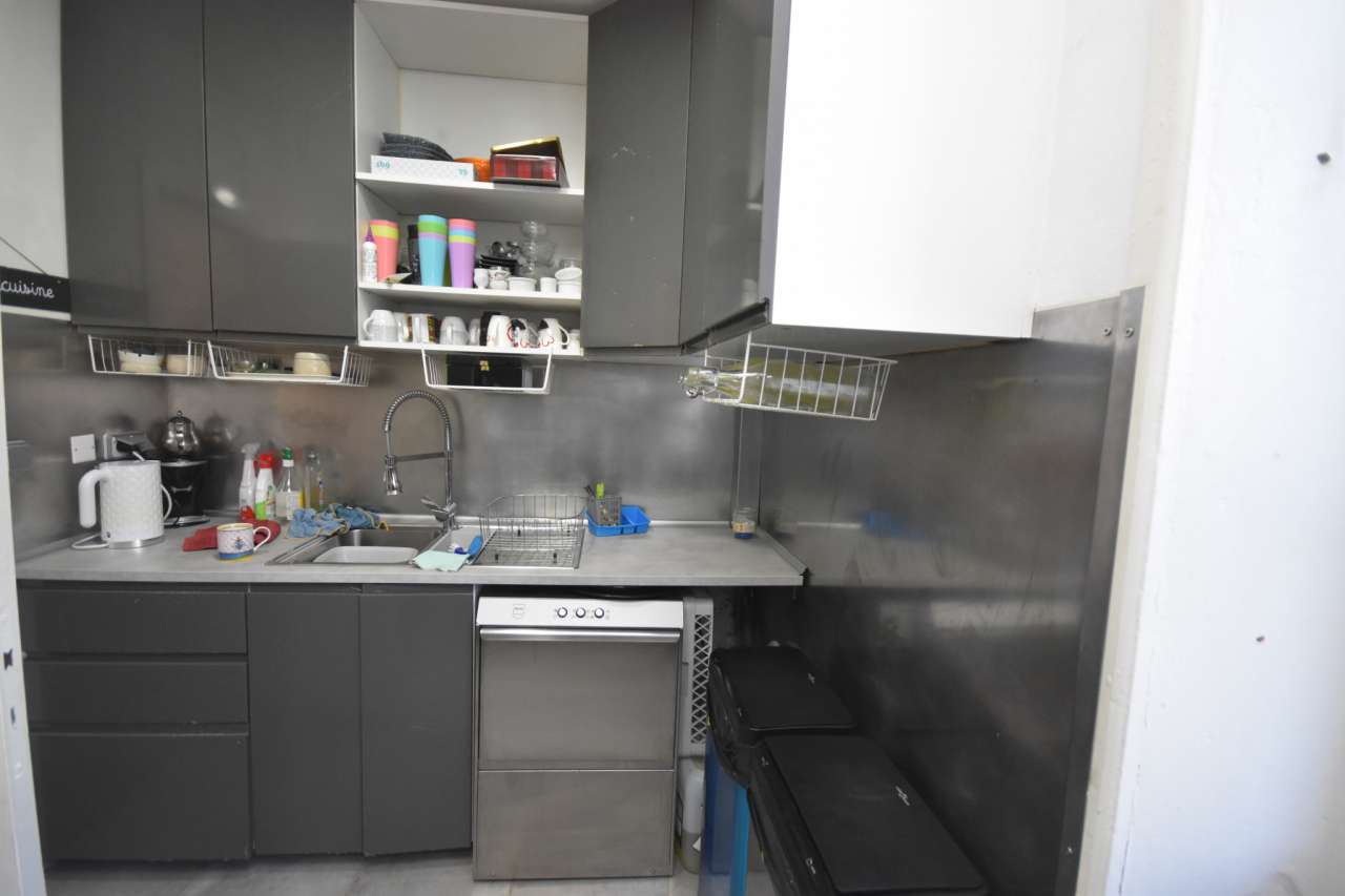 Grand, spacious and beautifully presented 5 bedroom manor house, ideally si