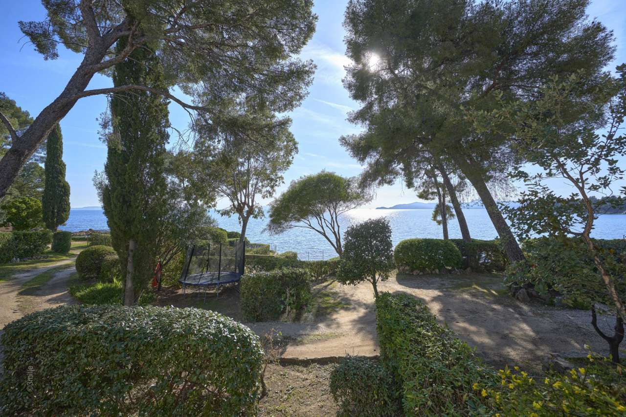 Situated in a quiet and exceptional setting right alongside the waterfront