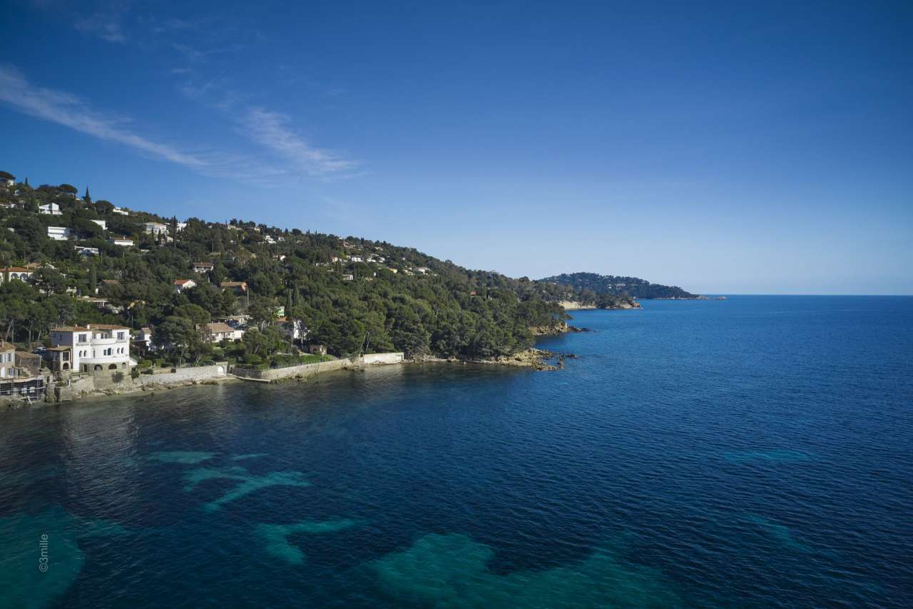 Situated in a quiet and exceptional setting right alongside the waterfront