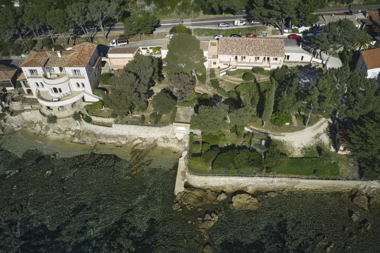 Situated in a quiet and exceptional setting right alongside the waterfront