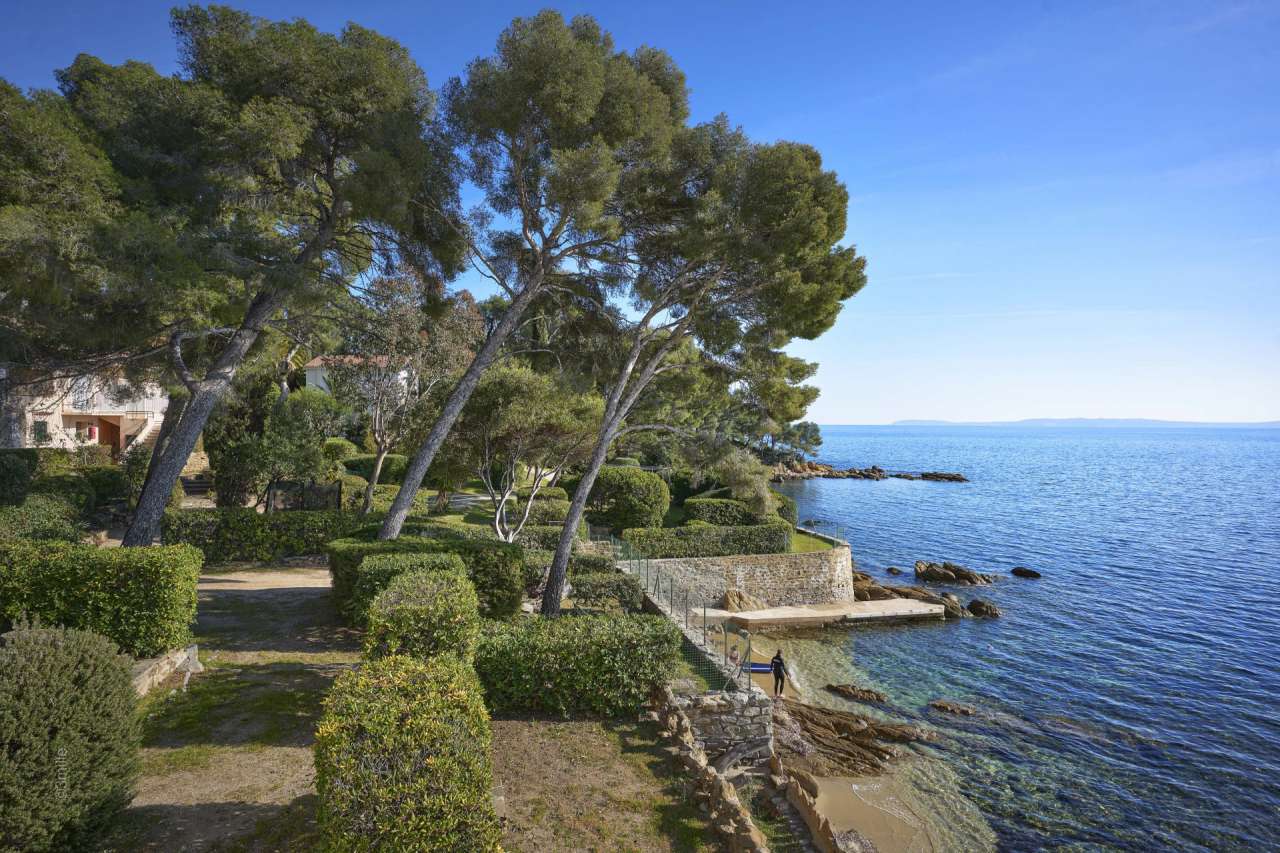 Situated in a quiet and exceptional setting right alongside the waterfront