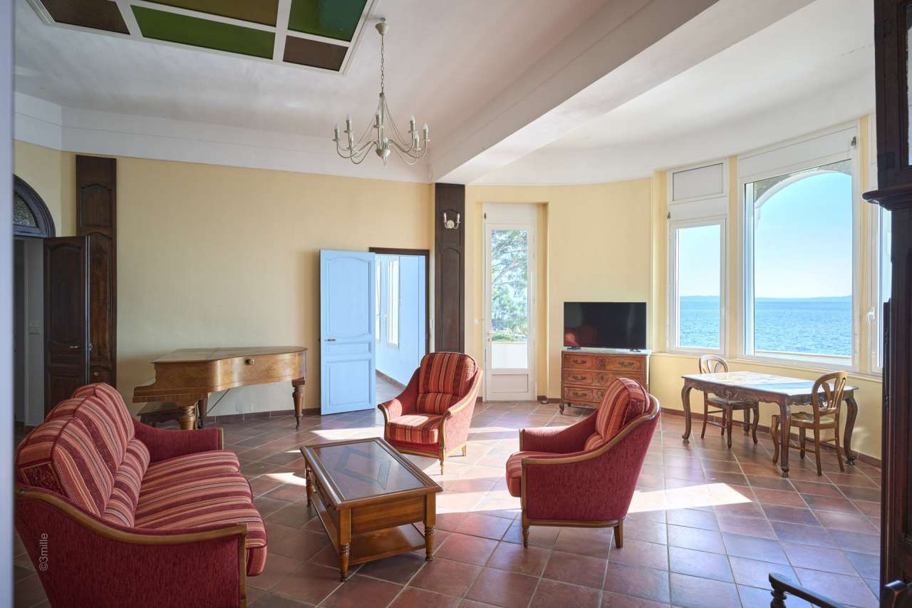 Situated in a quiet and exceptional setting right alongside the waterfront