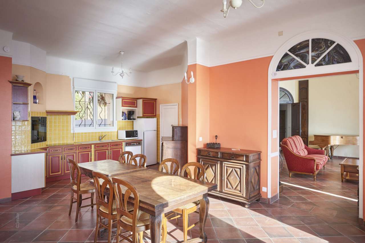 Situated in a quiet and exceptional setting right alongside the waterfront