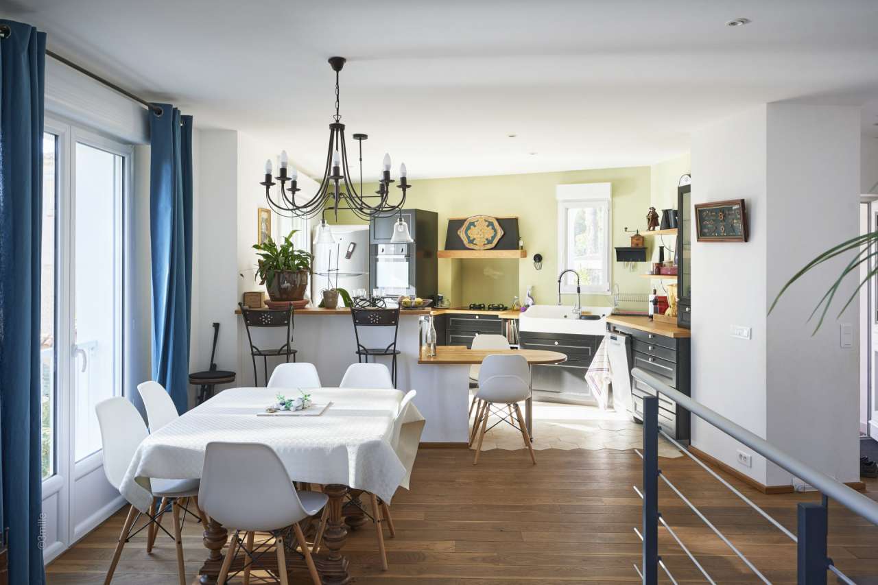 Situated in a quiet and exceptional setting right alongside the waterfront