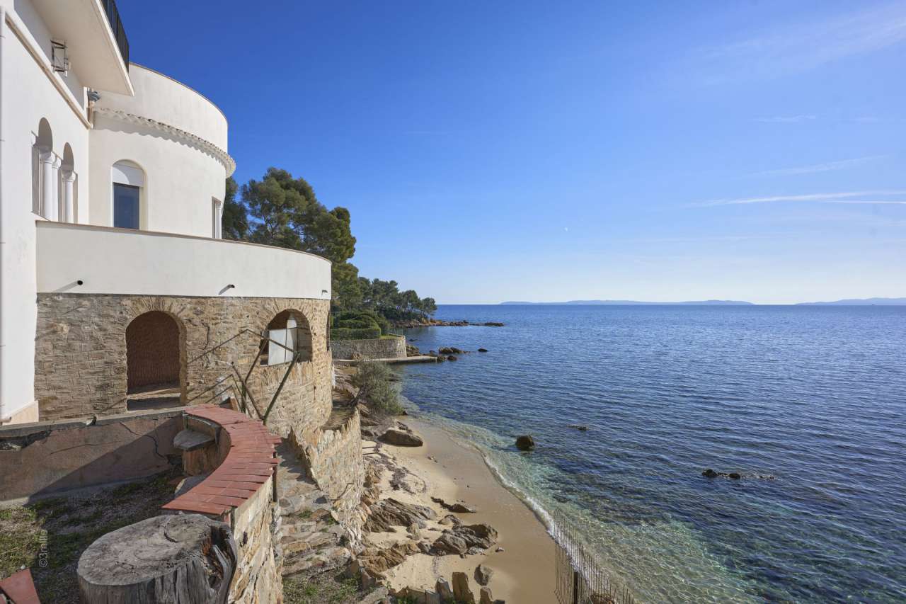 Situated in a quiet and exceptional setting right alongside the waterfront