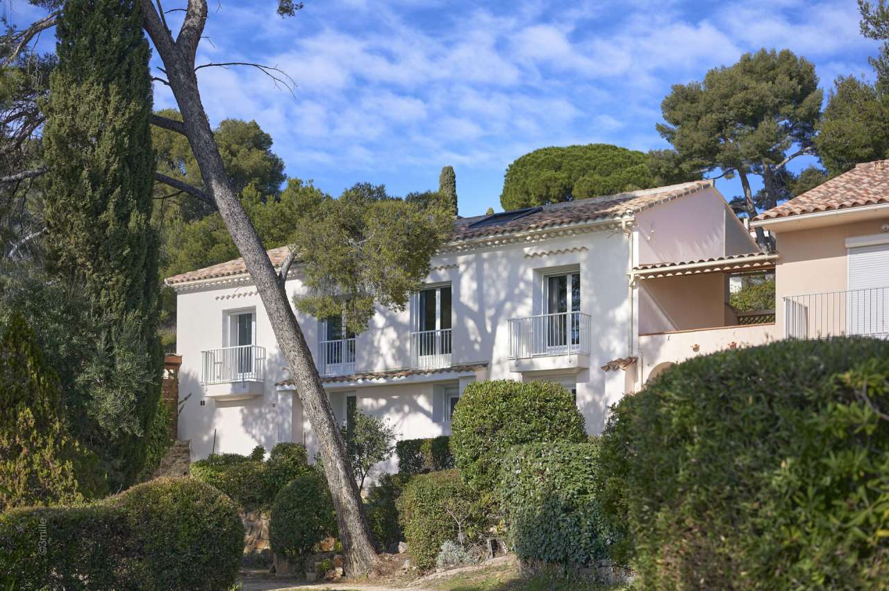 Situated in a quiet and exceptional setting right alongside the waterfront