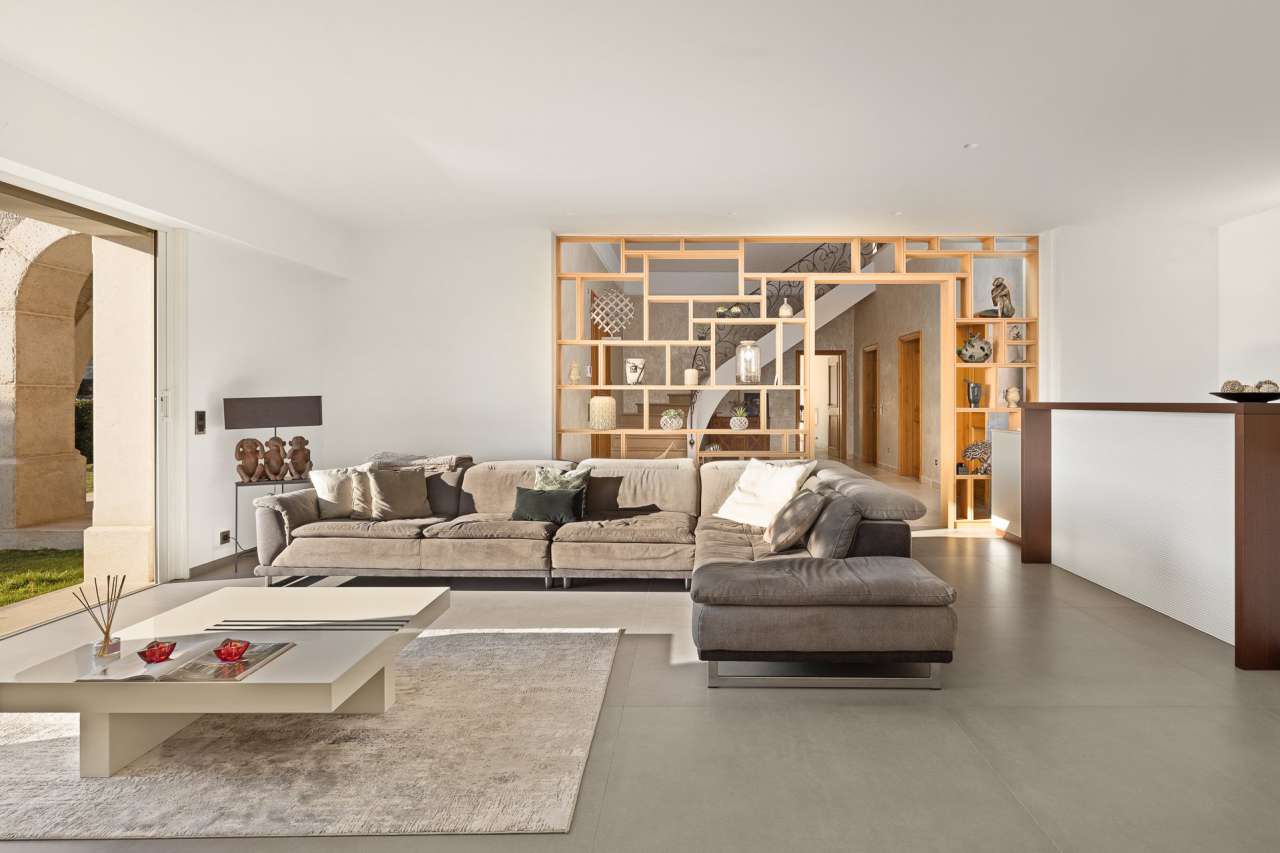 Beautifully presented throughout and with a total spacious living area of 3