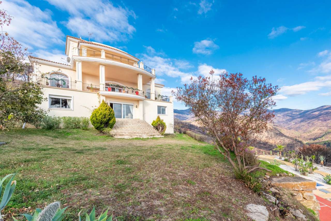 Bright Spacious , Sea View Villa with 7 bedrooms Forest Hills Estepona