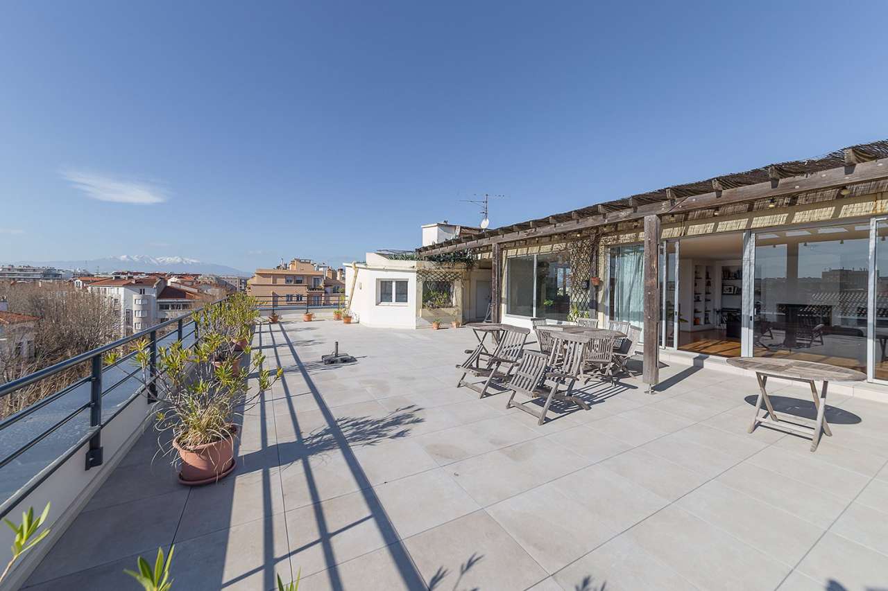 Absolutely stunning 3 bedroom duplex apartment, enjoying panoramic views fr