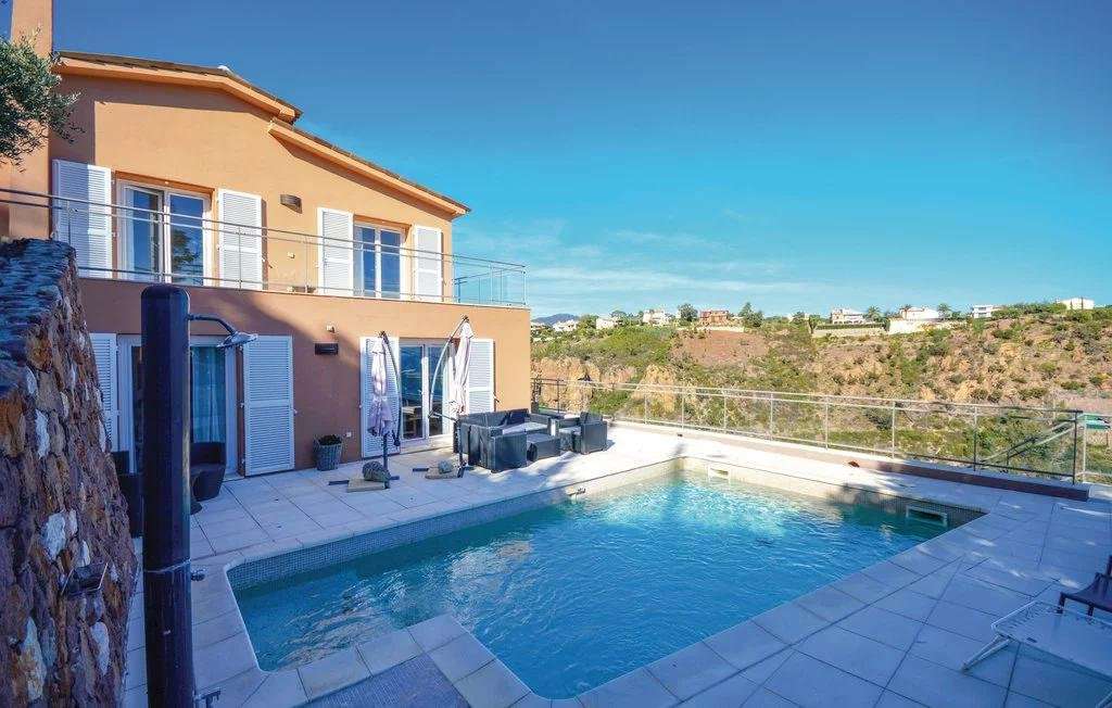 Full of character and charm, this bright and spacious 4 bedroom neo-Provenc