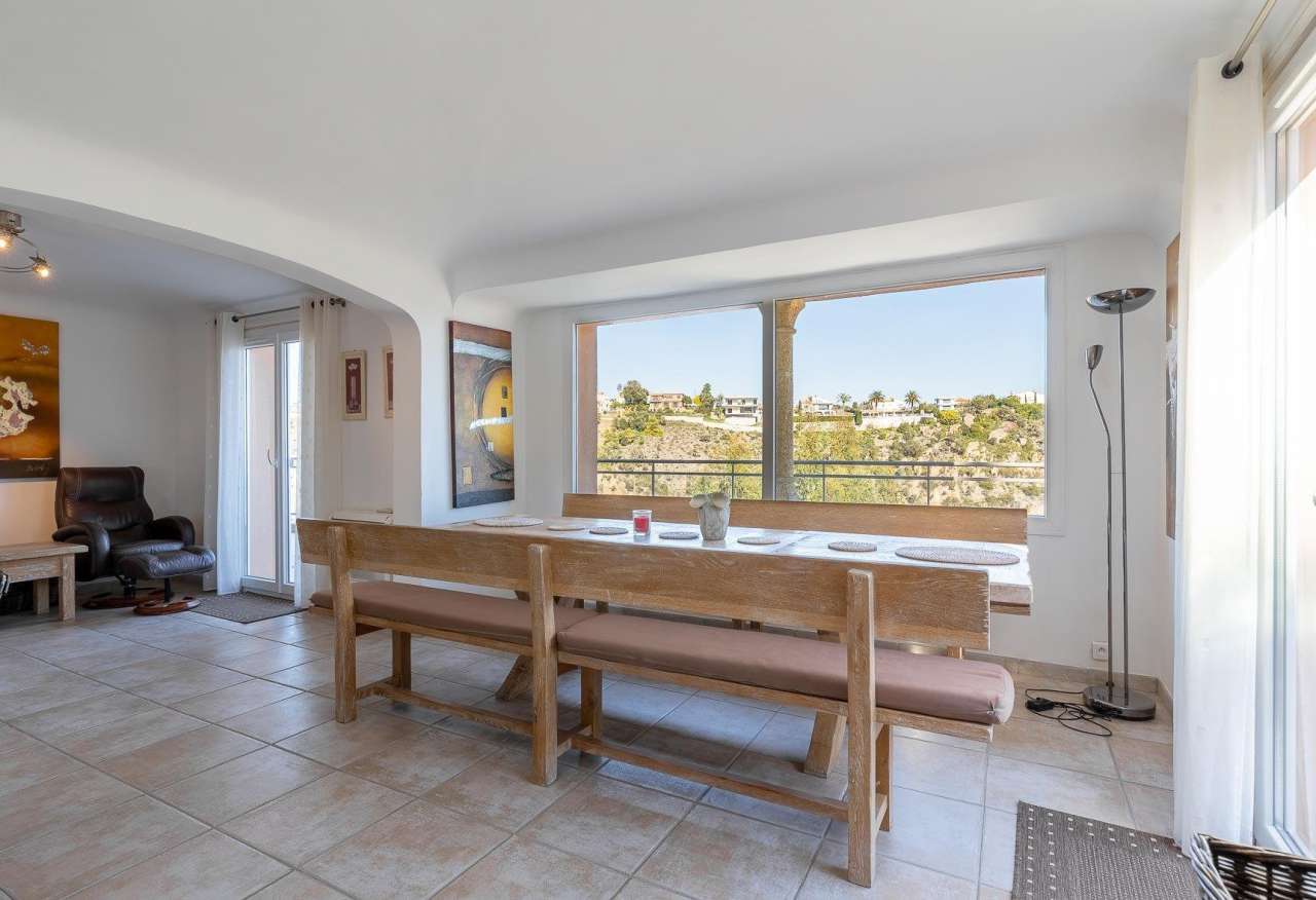 Full of character and charm, this bright and spacious 4 bedroom neo-Provenc