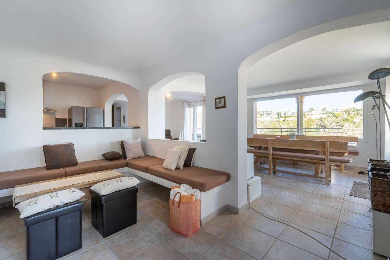 Full of character and charm, this bright and spacious 4 bedroom neo-Provenc