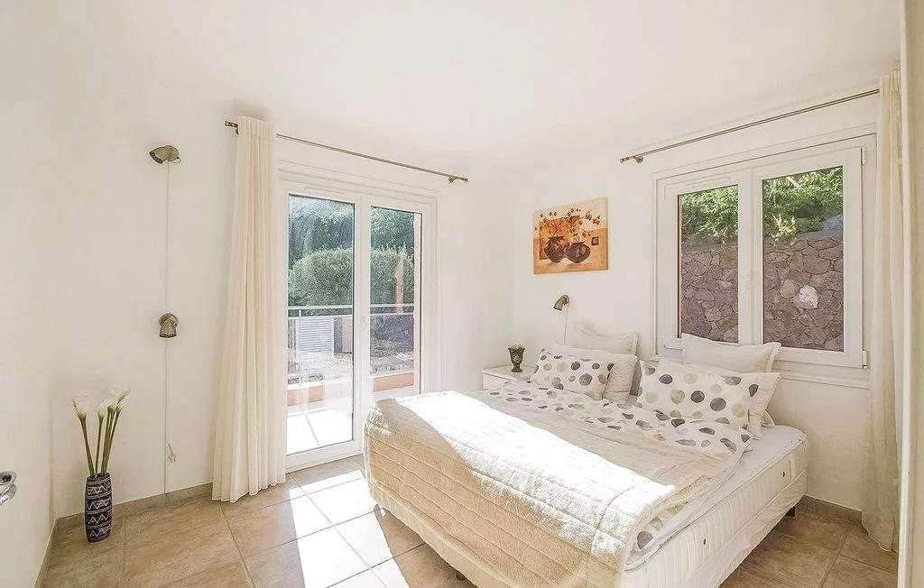 Full of character and charm, this bright and spacious 4 bedroom neo-Provenc