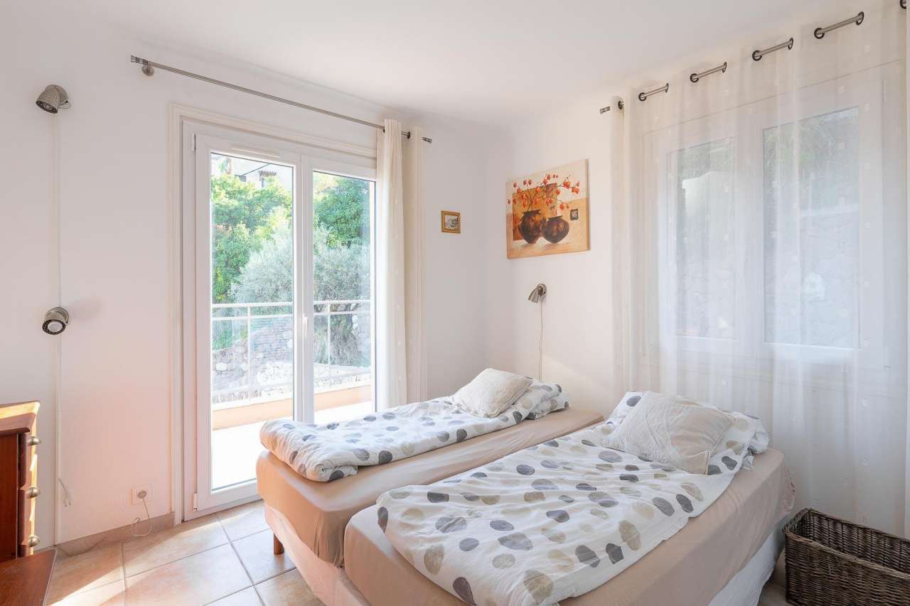 Full of character and charm, this bright and spacious 4 bedroom neo-Provenc