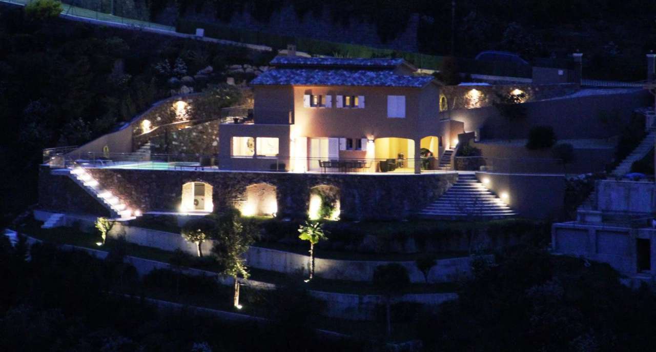 Full of character and charm, this bright and spacious 4 bedroom neo-Provenc