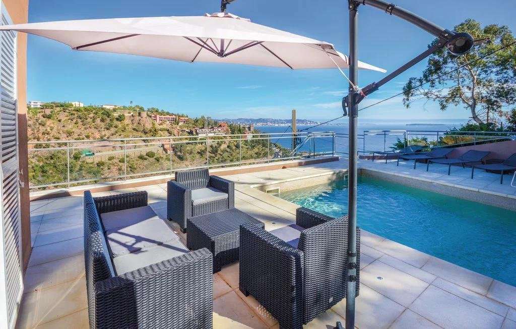 Full of character and charm, this bright and spacious 4 bedroom neo-Provenc