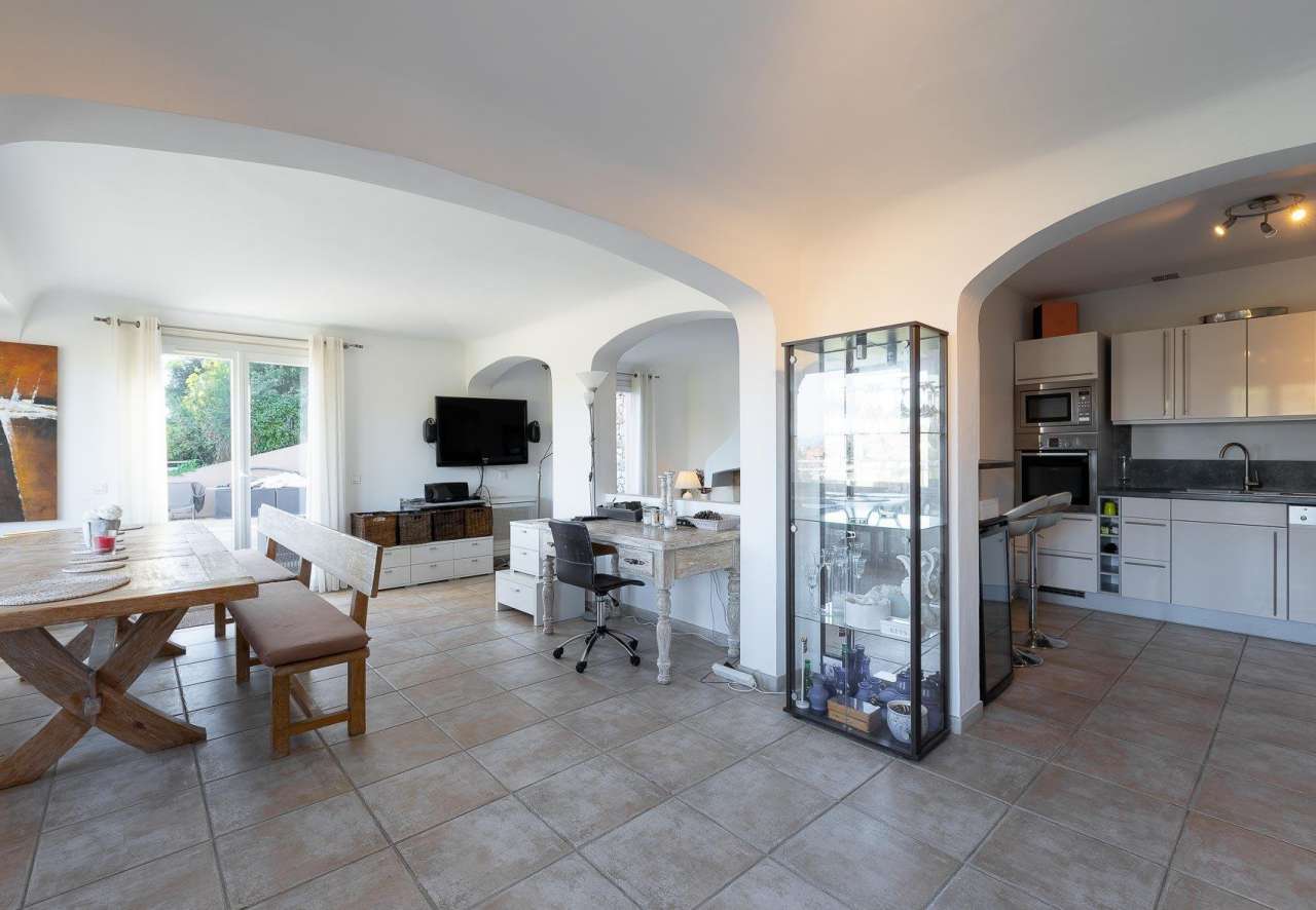 Full of character and charm, this bright and spacious 4 bedroom neo-Provenc