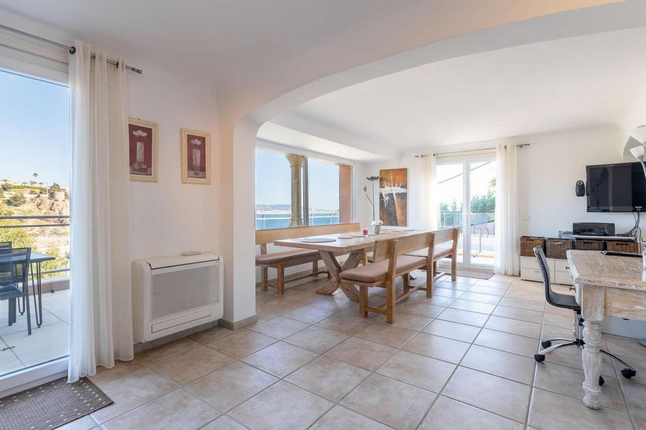 Full of character and charm, this bright and spacious 4 bedroom neo-Provenc